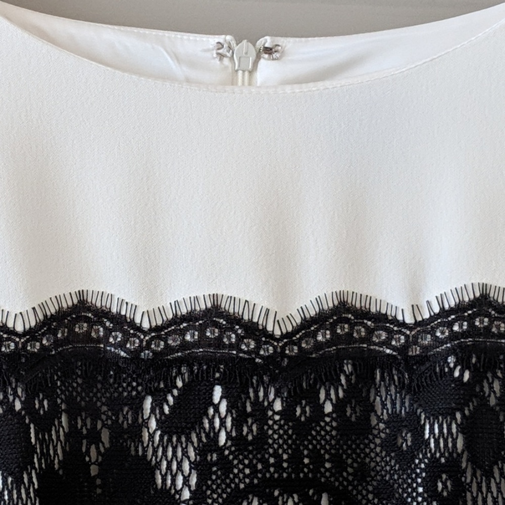 Classic white & black lace dress with cap sleeves - Picture 3 of 6